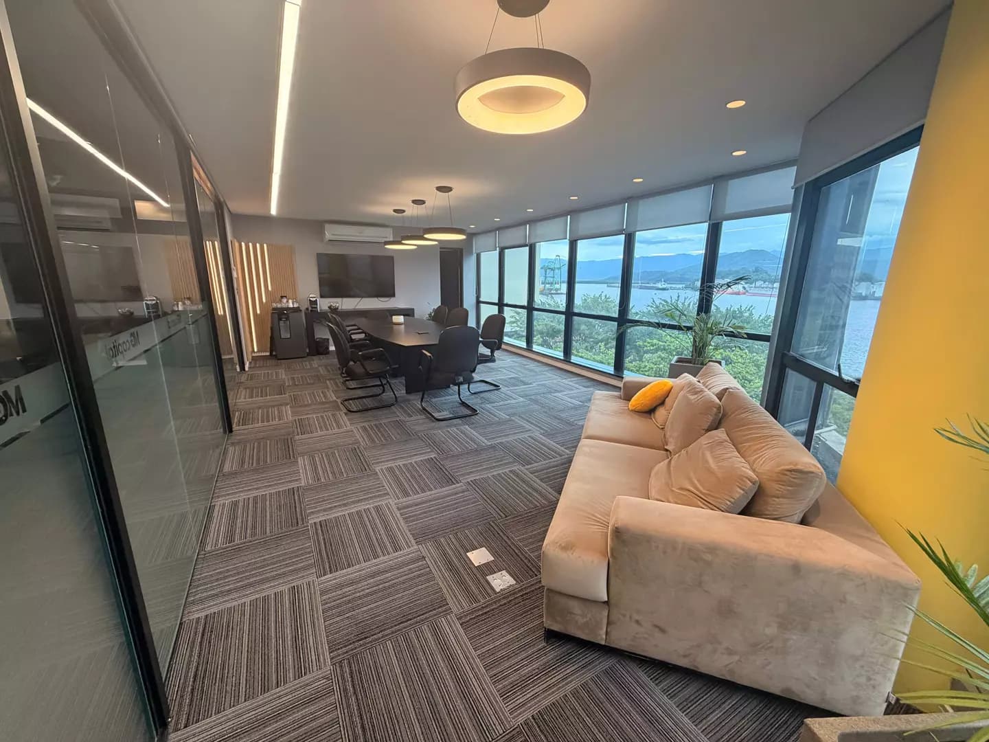 Sala de reunião e lounge da MG Capital, com vista para o porto de Santos