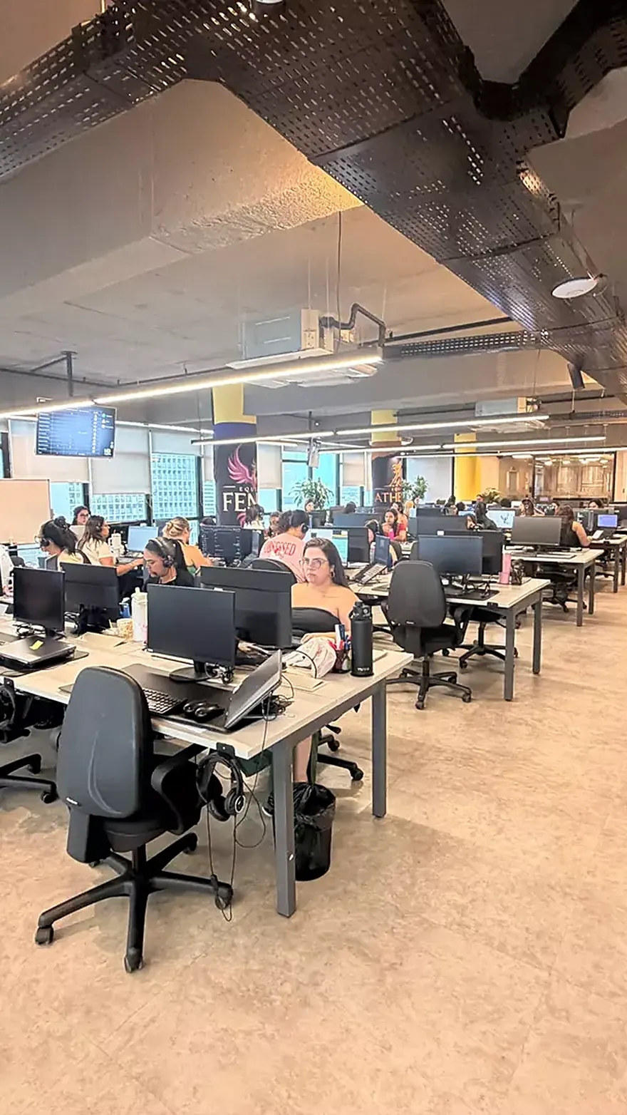 Equipe da MG Capital atendendo nas estações de trabalho do andar de operação, em Santos